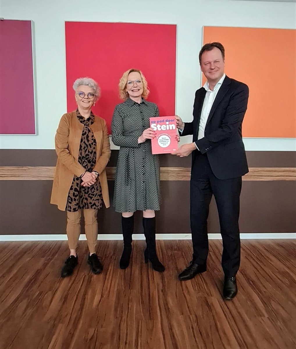 Hoog bezoek in #Stein vandaag! De directeur van de <a href="/VNGemeenten/">VNG</a>, <a href="/GelukLeonard/">Leonard Geluk</a>, reikte ons een aanvullende prijs uit omdat we de meest toegankelijke gemeente van Nederland zijn. Vooral ook dankzij de inzet van ons Inclusie Panel. 💪🏼 Heel trots! 😊 #vnverdrag #onbeperktmeedoen