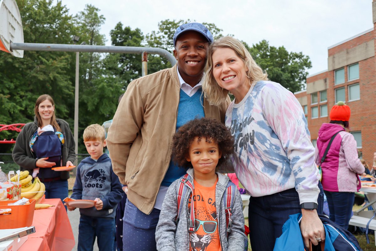 fcpsnews's tweet photo. Falling into the weekend at the @fairviewesfcps Military Families Meet and Greet! #TGIFCPS 🍂🍁🍂 https://t.co/4vwJLko8ZV