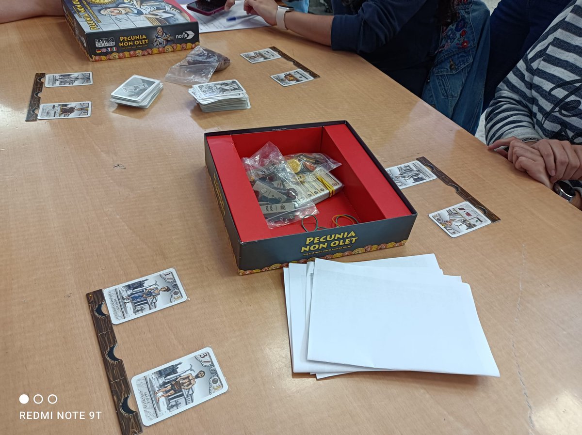 URVClassiques's tweet photo. Avui hem iniciat de bell nou les trobades del grup. @Andreu91 ens ha explicat la seva experiència amb classcarft i hem jugat a pecunia non olet. https://t.co/Lz2TA8Ffcg