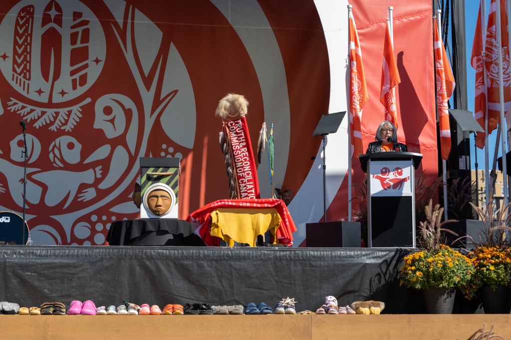 GGCanada's tweet photo. “I see hope in all of you.”

#GGSimon delivered a message of remembrance and hope at the national commemorative event for the #NDTR organized by the @NCTR_UM and @APTNNews: https://t.co/fLuxK9YOOA

#TruthAndReconciliation https://t.co/Z0Xnf48z8A