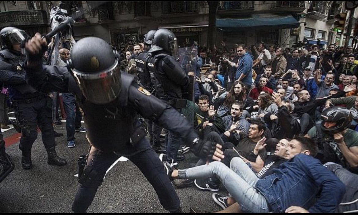 L’u d’octubre va ser l’exercici de desobediència civil més massiu i ben organitzat d’Europa. Esclafat brutalment per la policia espanyola.
Pel dret a l’autodeterminació dels pobles. Pel dret a l’autodeterminació de Catalunya. Pels drets humans. Ni oblit ni perdó.