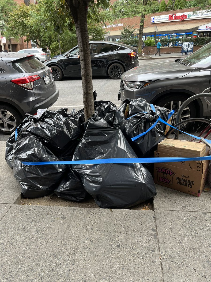 #LawAndOrderSVU - please don’t leave your catering truck garbage behind. Not cool in front of our businesses. Who is going to pay for removal. Be a good neighbor! Do better. <a href="/NYCSanitation/">NYC Sanitation</a> <a href="/lawandordertv/">𝐋𝐀𝐖 & 𝐎𝐑𝐃𝐄𝐑</a>