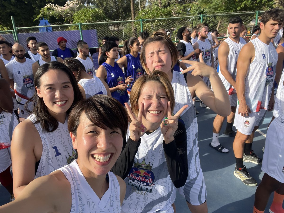___shi1012's tweet photo. グループ予選2位通過で決勝トーナメントへ!!
明日はスフィンクスの真ん前で試合🏀💨
まぶたぱっくり切れましたが元気でぇい!
#GFLOW
@RedBullEG
#redbullhalfcourtworldfinal https://t.co/IdIGiIQElL