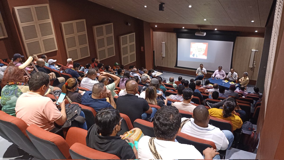 CrecsFundacion's tweet photo. 🟡 #LaIzquierdaAlPoder en Colombia. A esta hora @LeonVaLenciaA presenta su libro en la @udeatlantico con los comentarios del profesor @BlasZubiriaM y el Jefe de Gabinete de Bogotá @AntonioSanguino. https://t.co/Uns1yYAPA0