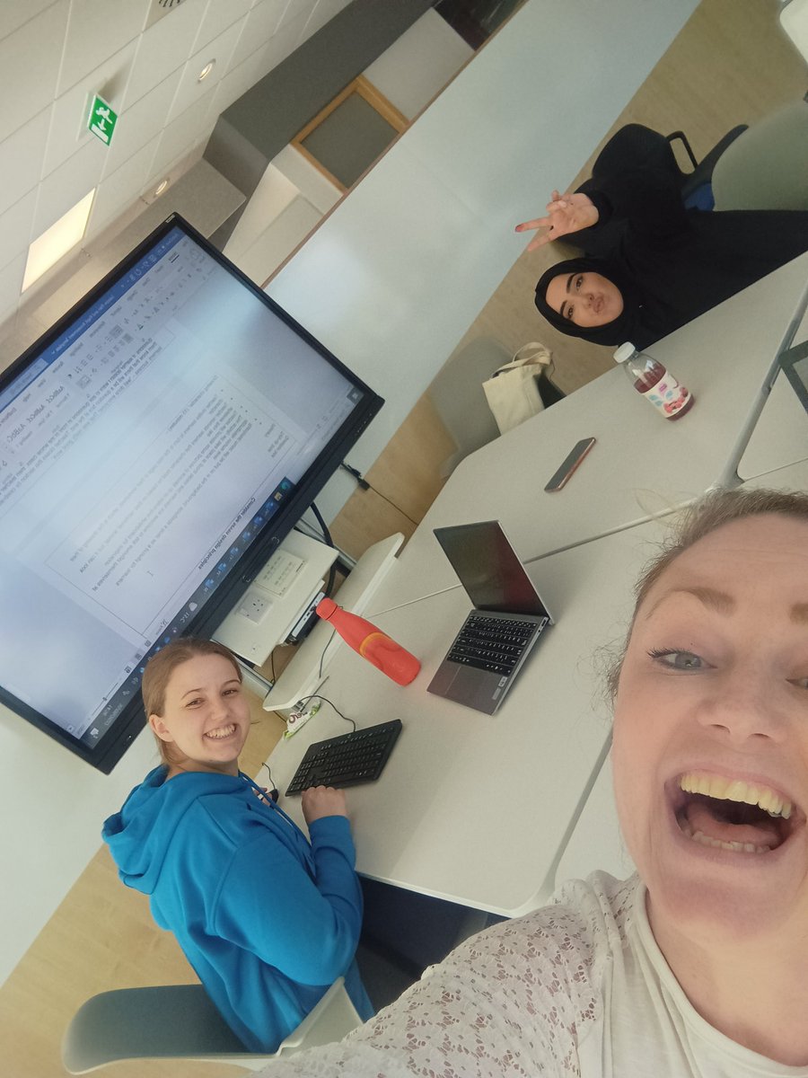 BeansbowtiqueB's tweet photo. Working hard in our smaller group lesson planning task..Had such a great day 😊 meeting up with our family at lunch 😊 would be lost without you "lads". Perfect end to the week.Cheers to the weekend and relaxing 😊
#pgde #pgdeuws #pgde22 #studentteacher #primaryteacherintraining https://t.co/SRrp9805Ck