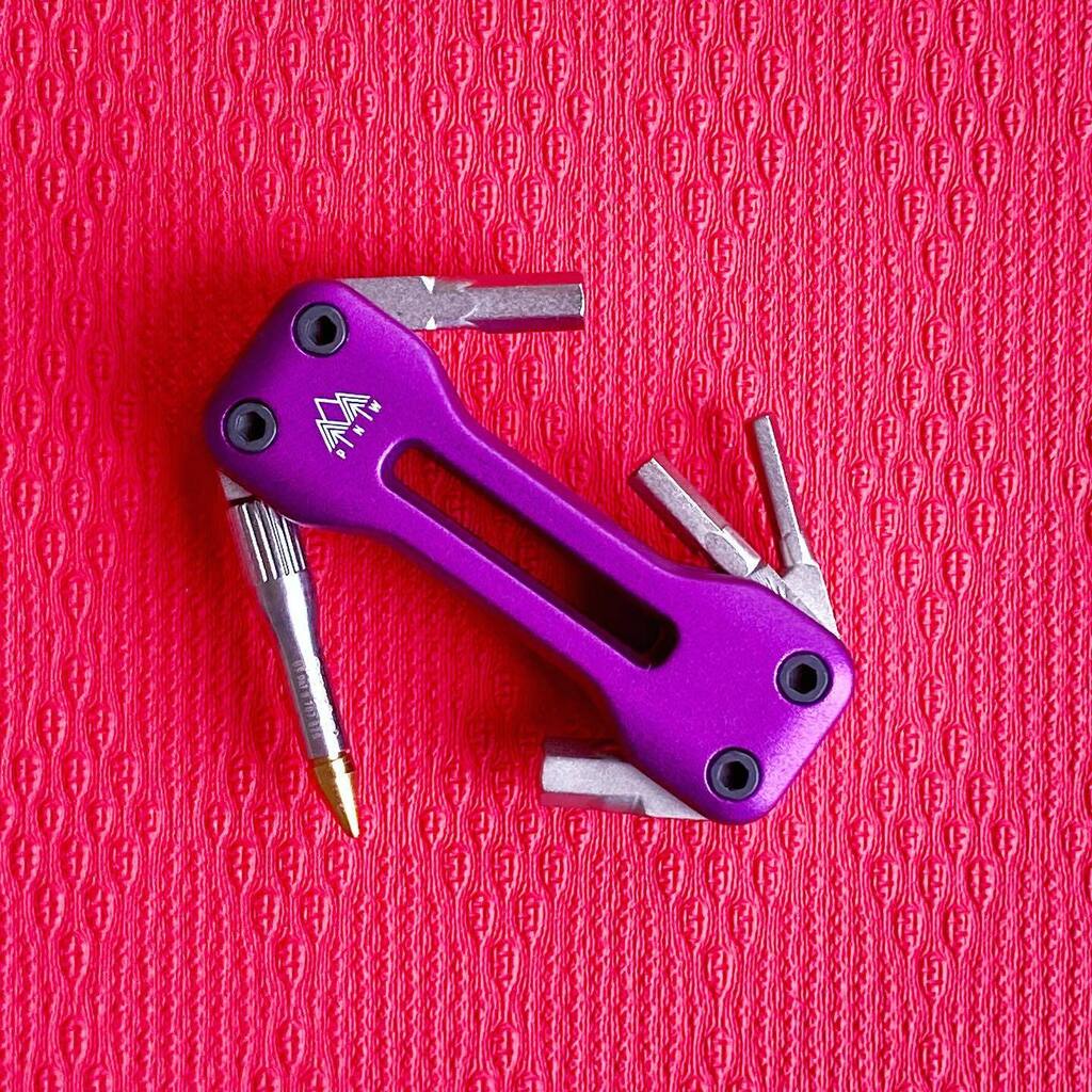 buckyrides1's tweet photo. Minimalist ? or into compact bike tools this is worth a look. 
- metal handle
- @dynaplug tubeless tool
- t25
- 3,4,5,6 mm
- potential bottle opener slot?
- cool colors 
- 2” long , less 1”wide ! 

#hideoneineverybikebag

@pnwcomponents 
Pebble Tool https://t.co/7MhLmb20ql https://t.co/w2lK51rRPs