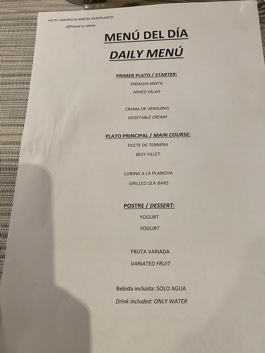IdairaRobayna's tweet photo. @Iberia  en serio?? Hotelucho viejo estilo familia adams y ahora esto?? Vaya menú  de cena cuando pierdes tu conexión con @iberia #verguenzaajena #hotelalamedaaeropuerto @MeliaHtlResorts https://t.co/BLhlmrcSMY