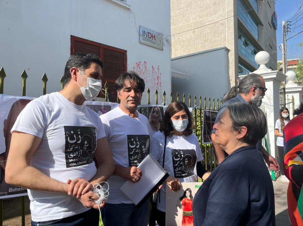 🇮🇷 La directora del INDH, Consuelo Contreras, expresa su solidaridad a representantes de la comunidad iraní en Chile que se manifiestan pacíficamente en el frontis de la sede central del Instituto por la situación de los DDHH en su país, que afecta principalmente a las mujeres.