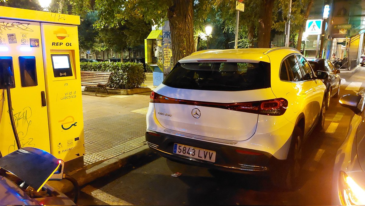 nachoalonso's tweet photo. @policiademadrid
Sin poder cargar vehículo en este punto de recarga de @repsol.

He denunciado al 092. Espero equivocarme pero me temo que de poco va a servir salvo para hacerme perder el tiempo.

Dos lustros de educación cívica nos faltan para poder usar estos sistemas. https://t.co/eXDrdE2KTX