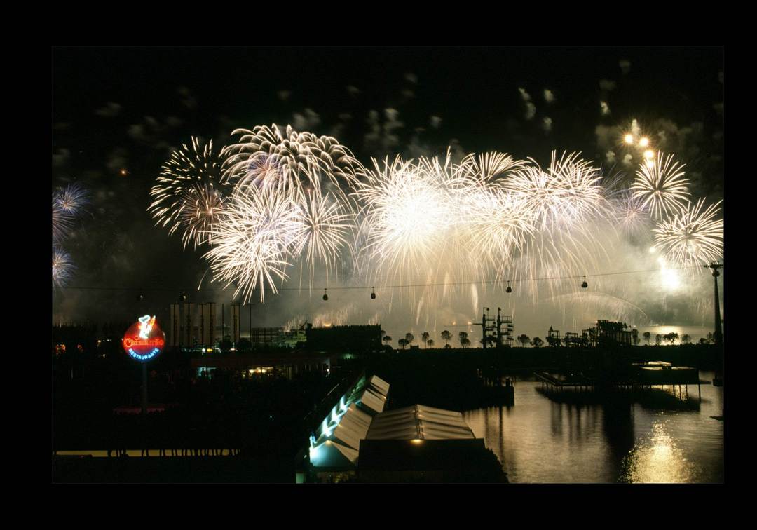 Ainda se recorda ?
Aconteceu há 24 anos. A 30 de Setembro de 1998, encerrava em festa a “Expo‘98“, Exposição Mundial de #Lisboa ,dedicada aos Oceanos. 
Neste dia, passaram mais de 215 mil pessoas neste recinto.  <a href="/Arquivo/">leo arquivo</a>
 📷 Tiago Venâncio, Nacho Doce
 #nestedia