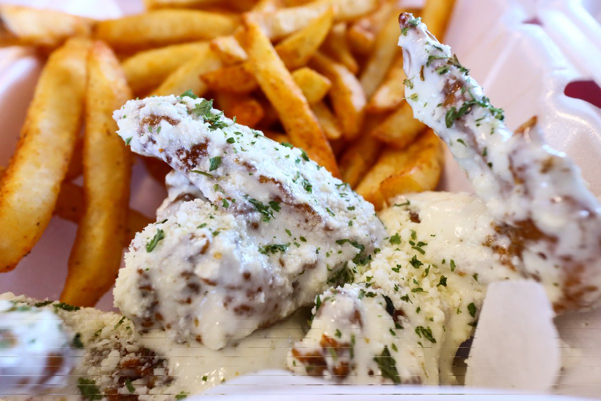 #ClevelandWingWeek continues with the Kool Ranch wings and fries from <a href="/SAUCETHECITY/">Sauce The City Cleveland</a>. 🐔🍗
