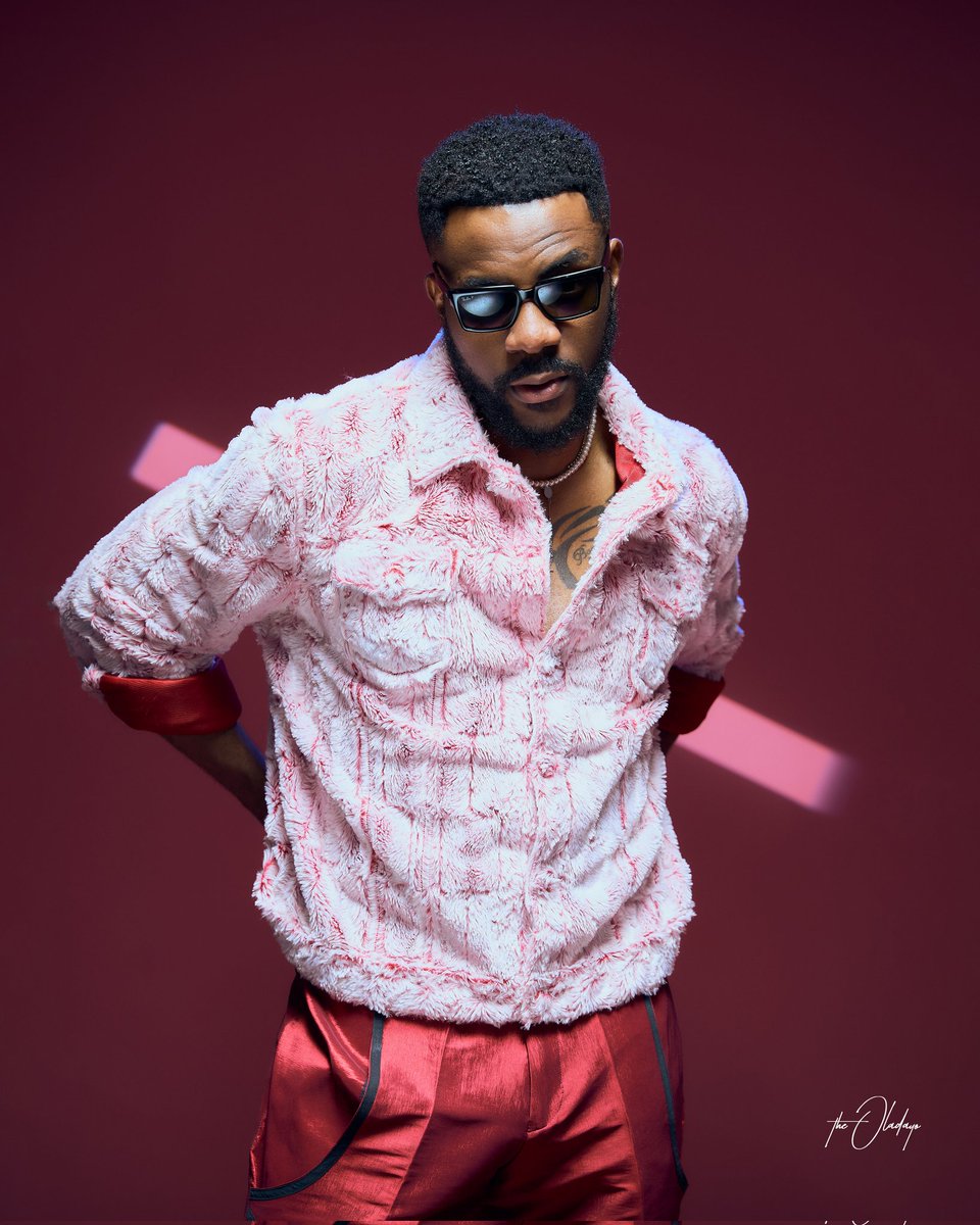 Ebuka's tweet photo. Going into the #BBNaija Level Up house right now to hang out with the finalists. But can I really visit the house and leave empty handed? Watch... 😇 

Outfit: @Temitayonathan
Photos: @theoladayo https://t.co/paobBq6UYj
