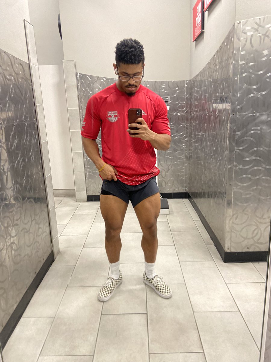 cozyboydenz's tweet photo. LEG TITAN https://t.co/T8QtJABNkR