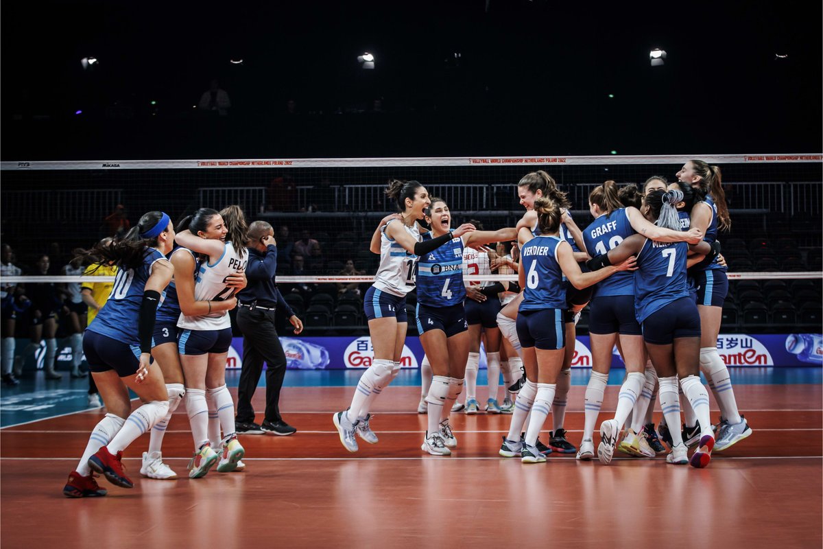 Voley_FeVA's tweet photo. Un festejo para la historia🇦🇷😀

#VamosArgentina https://t.co/MkHDptsfOU