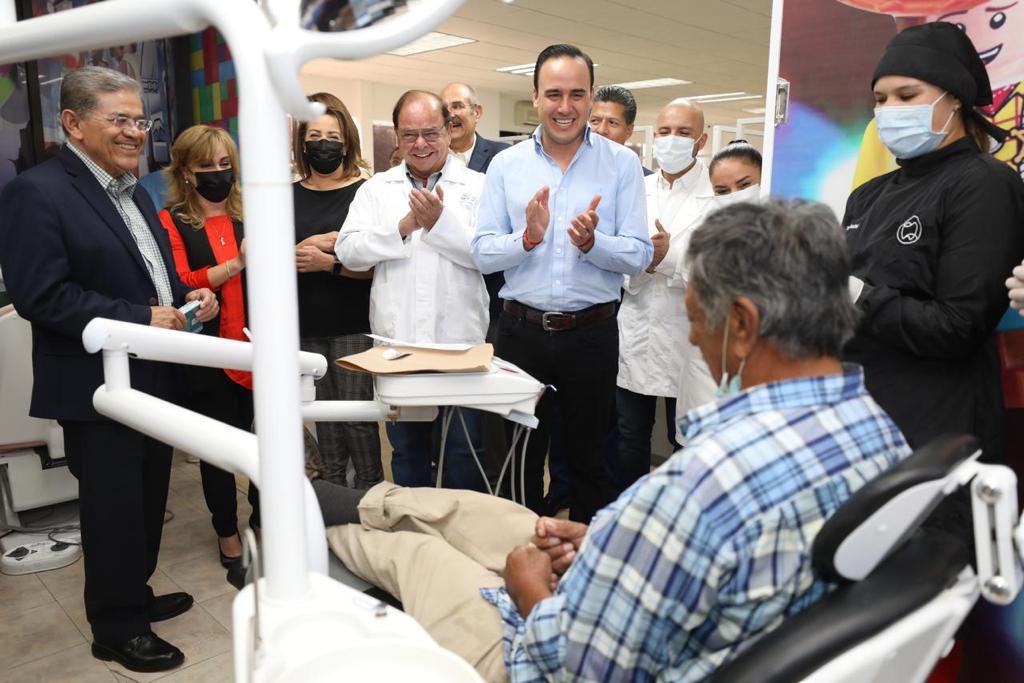 se entregaron 100 prótesis dentales a vecinos de #Torreón y #FranciscoIMadero. Trabajando en equipo siempre se logran mejores resultados. #FuerteCoahuilaEs #Coahuila (2/2)