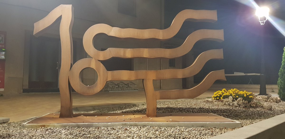 Fa 5 anys les meves filles van dormir al col'legi electoral. Em vaig passar la nit en vetlla amb els preparatius i tot #1octubre2017 organitzant votació. No ho oblidaré mai. Ni tampoc els veïns del meu poble. Nervis, determinació, esperança, generositat i coratge. I endavant.