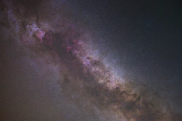 Ve středu 19. října se můžete dozvědět zajímavosti o aktuálních vesmírných misích a pak vyrazit pozorovat noční oblohu i světelný smog přímo v centru Znojma! Tak se přidejte od 19:00 v městské knihovně. Více na nppodyji.cz/nocnioblohanad…