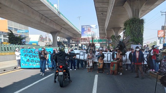Por falta de agua, vecinos de varias colonias de #Naucalpan se manifiestan y cierran Periférico Norte en sus carriles centrales.