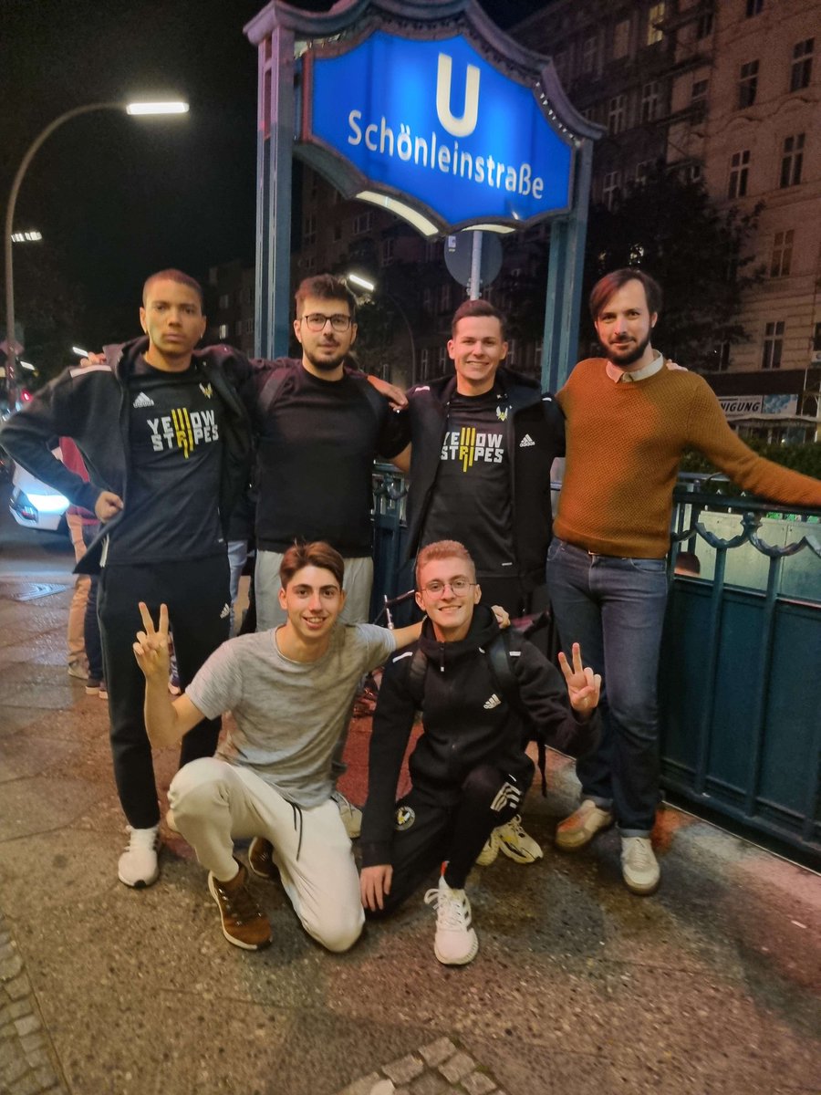 YellowStripes_'s tweet photo. Bien arrivés à Berlin 💛🐝 https://t.co/gFpy0mm86m