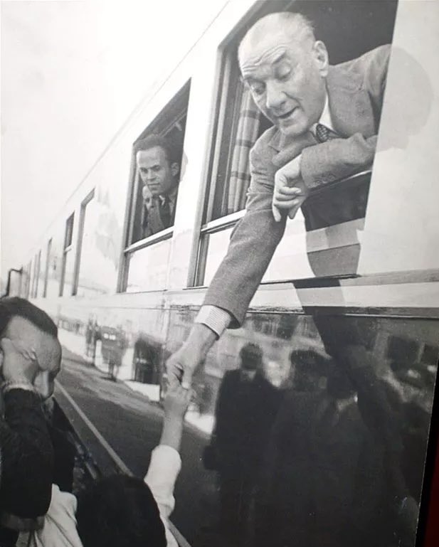 __pearII's tweet photo. Dünyanın hiç bir ülkesinde, hiç bir Lider bindiği tren hareket etmeden önce dışarı sarkıp küçük bir çocuğun elini tutmaz… https://t.co/hzm74I0j56