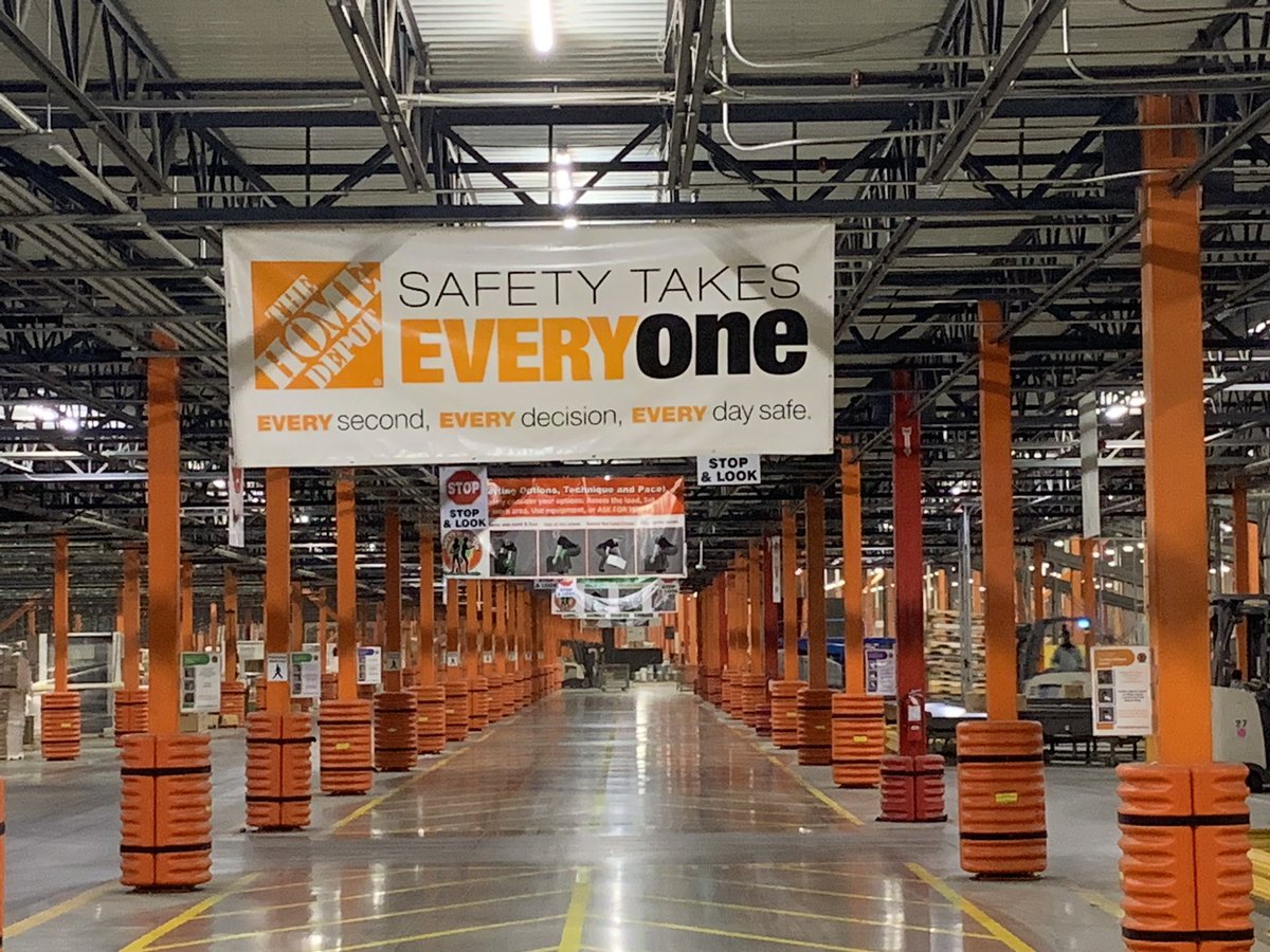 MelvinM97281832's tweet photo. Our new Safety Signage we have added to our benches in the associate locker area… and banners reminding the proper SIMs techniques down our main walk isle…@rdc5221 
#safetytakeseveryone
#RDC5221
#safetyinmotion https://t.co/eXPpYr1Rh5