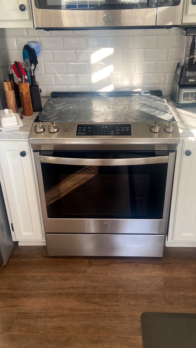 ashleymcousins's tweet photo. 15 year old Ashley really had no idea how obsessed we’d become with cleaning the stove/kitchen ✨ https://t.co/DSvDhRbPLQ
