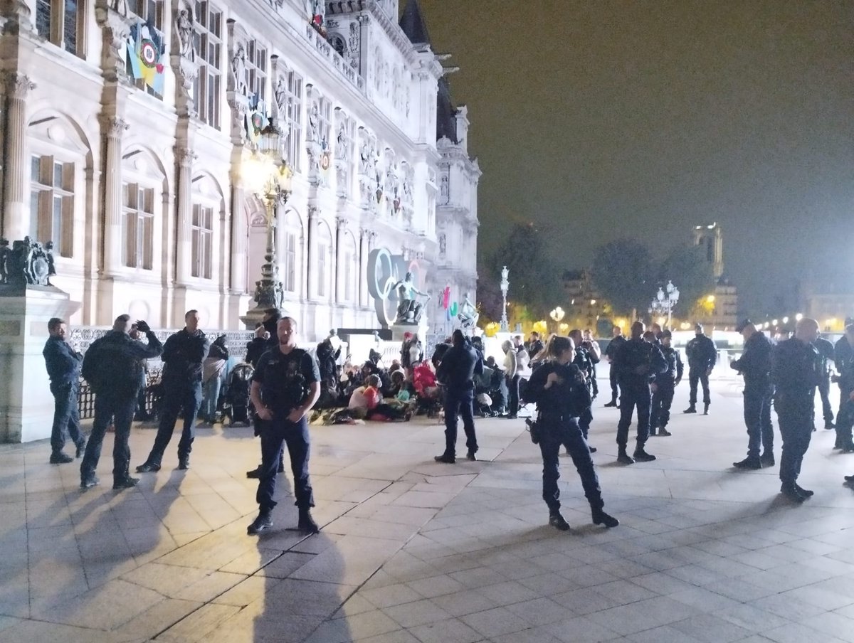 Utopia_56's tweet photo. Ce soir, une trentaine de femmes à la rue et leurs enfants ont pris la décision de rester devant l’Hôtel de ville de Paris en attendant une solution. Elles n’en peuvent plus, elles sont fatiguées. Face à leur détresse et celle de leurs enfants, voici le choix du gouvernement : https://t.co/oCMqZLmXY1