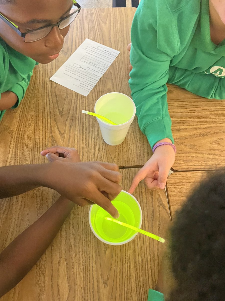 JessDCunningham's tweet image. Energy transfer with Glow Sticks. Let’s investigate 👀 #grade5 #doscience #dreamers @SeatackDream #vbschools