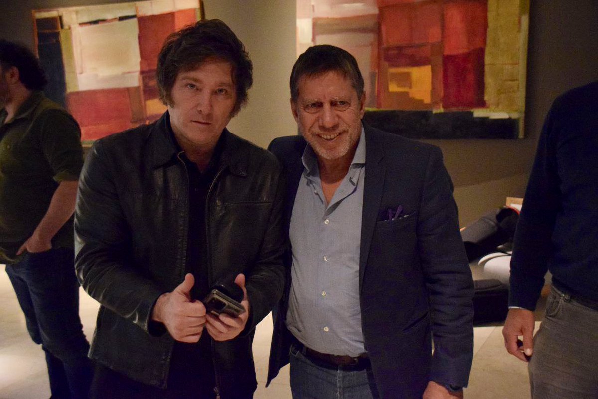 juanelegonzalez's tweet photo. Javier Milei formaliza su alianza con Ricardo Bussi en un acto en Tucumán.

Es mucho más que una jugada política: es la confirmación del giro del liberal al fascismo. Porque Bussi no sólo es el hijo orgulloso de un padre genocida, para el cual Milei trabajó. 

Abro hilo https://t.co/g2NwjZ83Gu