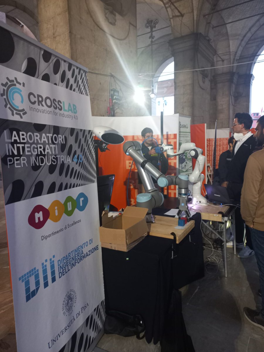 DII_Pisa's tweet photo. Robot che lavorano assieme all'uomo, in gradi di apprendere da lui i movimenti e di operare a fianco a fianco delle persone in modo sicuro. direttamente dalla fabbrica dai nostri #crosslab, i lab per la fabbrica del futuro #bright https://t.co/ZX1jZa1Aye