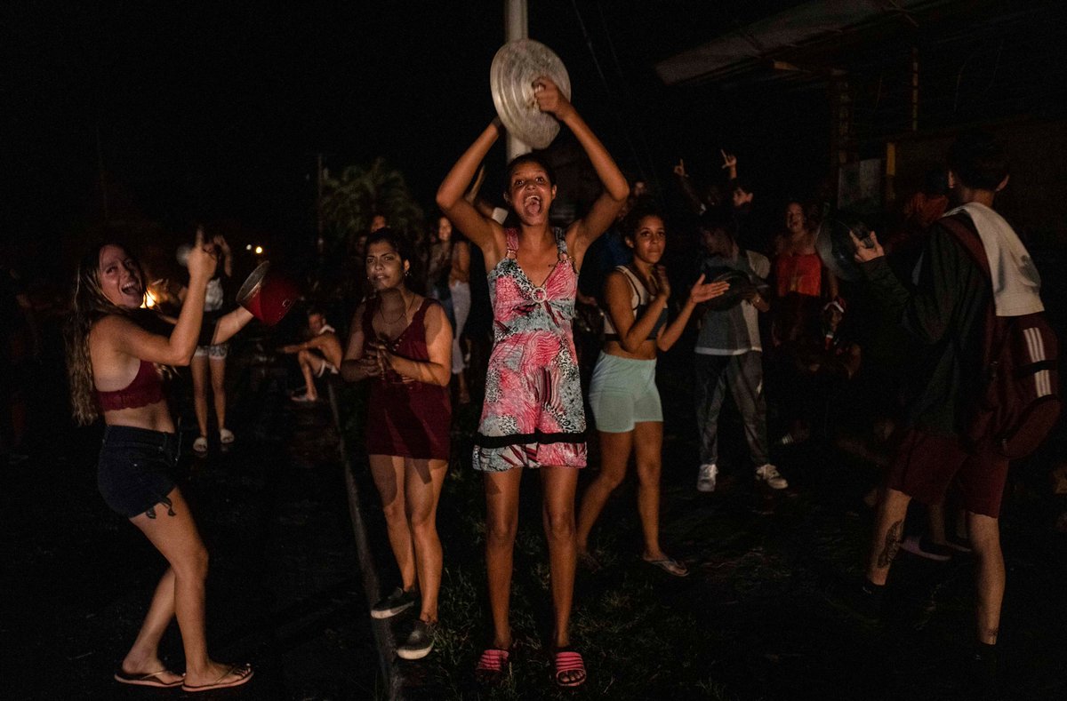 ajplus's tweet photo. Hundreds in Havana banged pots &amp; pans, demanding electricity after #HurricaneIan killed 3 and left parts of Cuba without power for a 3rd day.

Repair on Cuba's power grid had been delayed by lack of funds, largely a result of U.S. sanctions. Only 10% of Havana had power Thursday. https://t.co/WWkXJ7S0xD