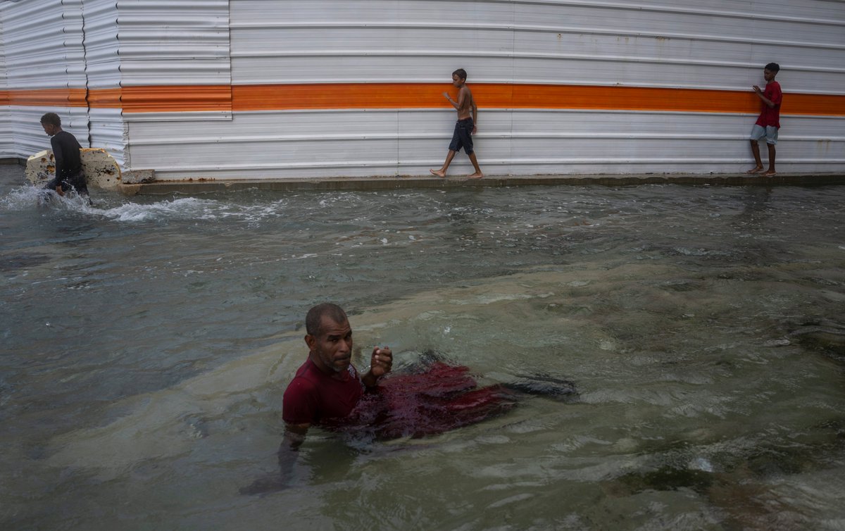 ajplus's tweet photo. Hundreds in Havana banged pots &amp; pans, demanding electricity after #HurricaneIan killed 3 and left parts of Cuba without power for a 3rd day.

Repair on Cuba's power grid had been delayed by lack of funds, largely a result of U.S. sanctions. Only 10% of Havana had power Thursday. https://t.co/WWkXJ7S0xD
