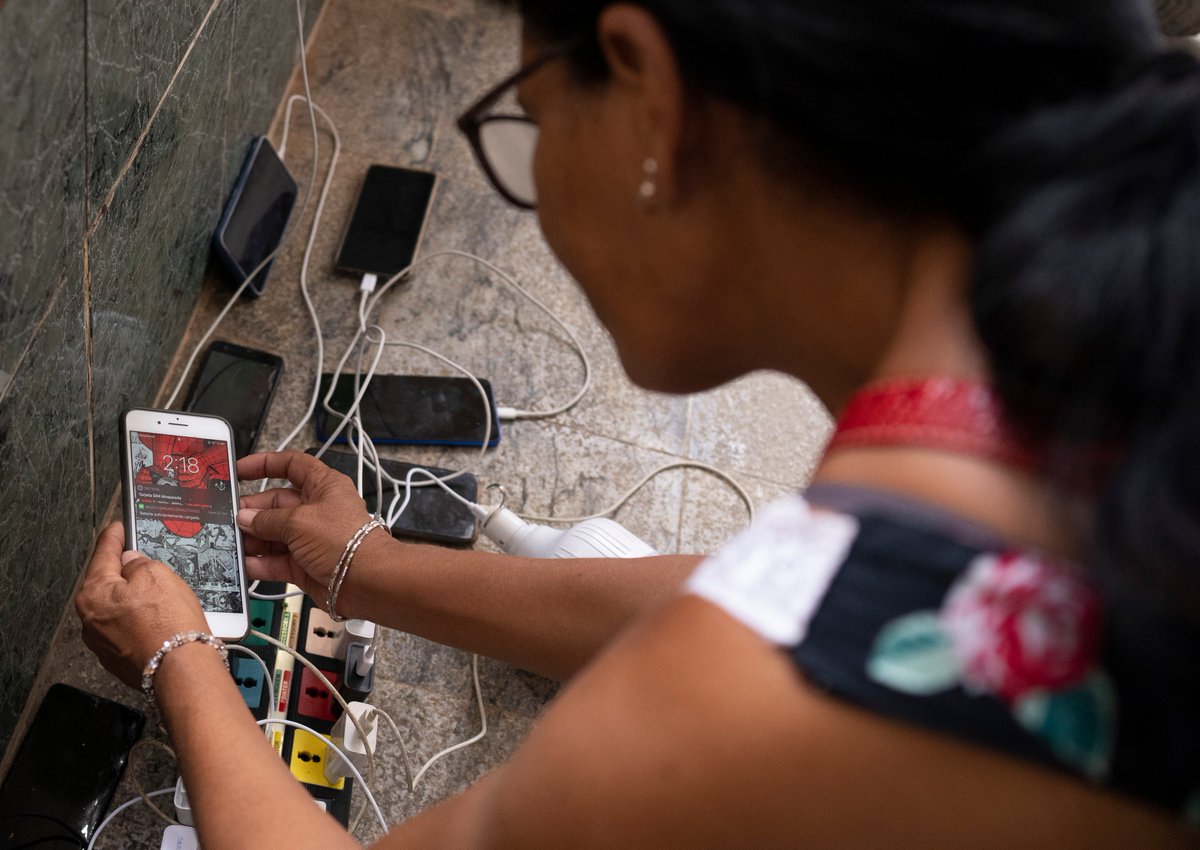 ajplus's tweet photo. Hundreds in Havana banged pots &amp; pans, demanding electricity after #HurricaneIan killed 3 and left parts of Cuba without power for a 3rd day.

Repair on Cuba's power grid had been delayed by lack of funds, largely a result of U.S. sanctions. Only 10% of Havana had power Thursday. https://t.co/WWkXJ7S0xD