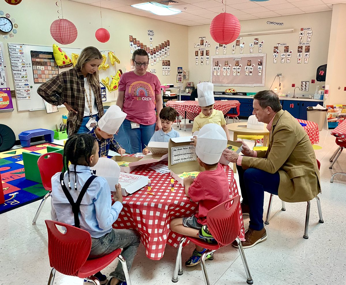 mrstaylor0's tweet photo. Such a fun day in kindergarten celebrating our shapes unit in math! The classroom was decorated and we built shape pizzas! 🍕these kids sure do know a lot about shapes! @SweetAppleES @andylallison @MaryBethMcCoy14 https://t.co/CgrGv0LdFa