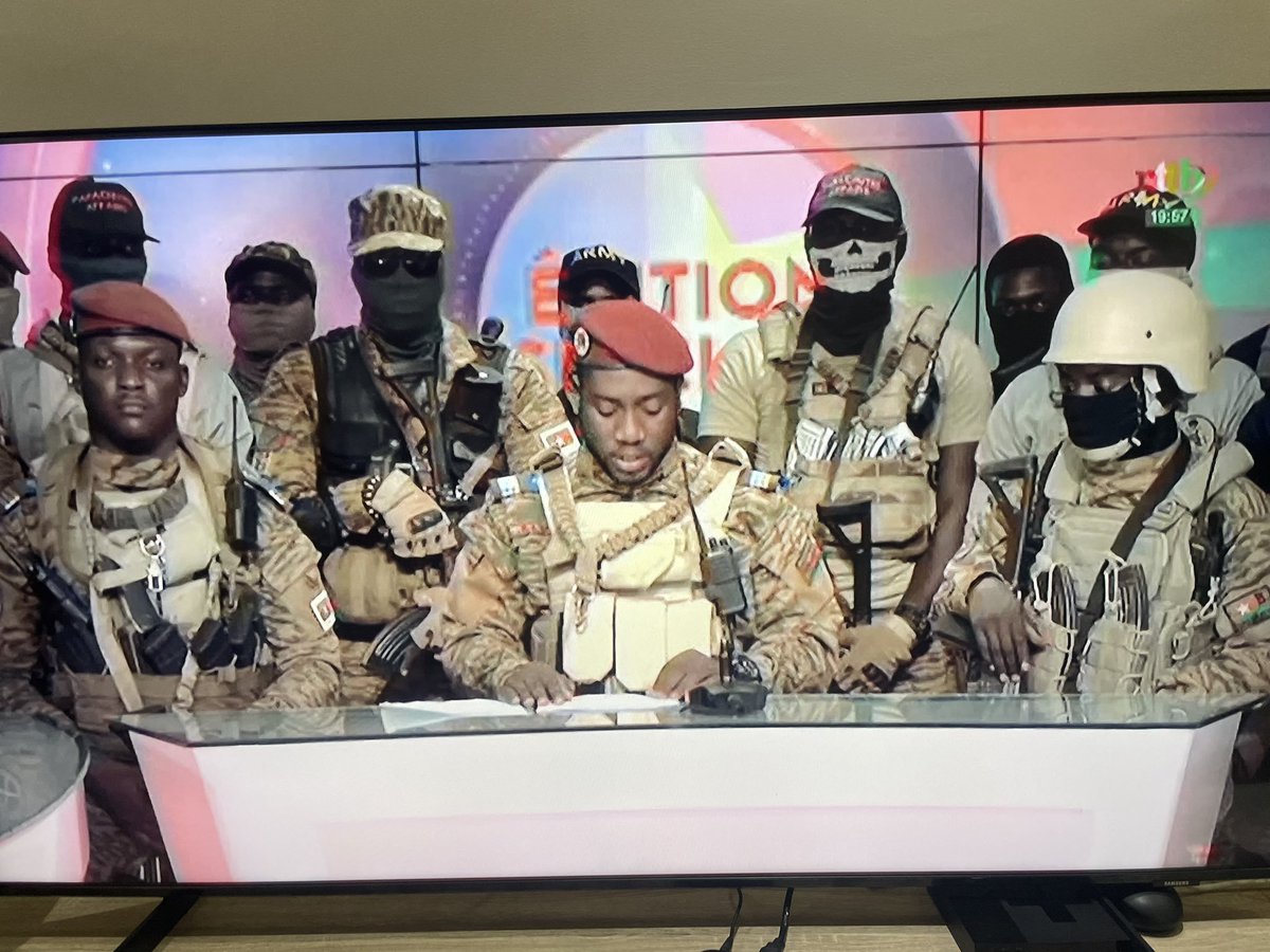 descifraguerra's tweet photo. 🇧🇫GOLPE DE ESTADO EN BURKINA FASO🇧🇫

Ibrahim Traore, capitán del ejército de Burkina Faso, acaba de aparecer en la televisión nacional anunciando la suspensión de la constitución, la disolución del gobierno y la destitución de Paul-Henri Damiba del cargo de presidente. https://t.co/qTpG7b8QeA
