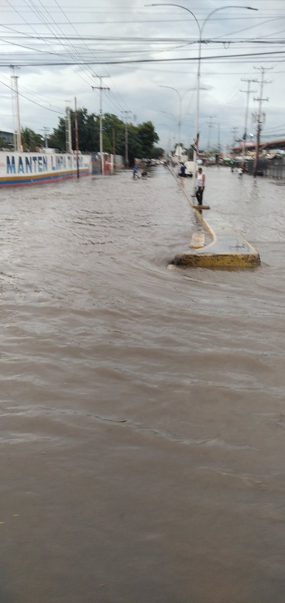 victoria1039fm's tweet photo. (04:45pm) >> En #Aragua, desplazamiento comprometido en la Avenida Intercomunal Santiago Mariño (#Turmero-#Maracay) por remante de agua producto de lluvias. Informó @FreddyJohans. #InfoVia
https://t.co/ULrMnhG9dH