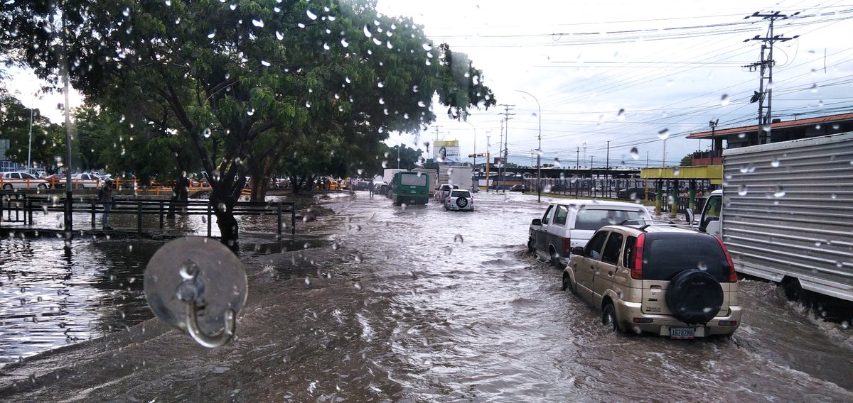 victoria1039fm's tweet photo. (04:45pm) >> En #Aragua, desplazamiento comprometido en la Avenida Intercomunal Santiago Mariño (#Turmero-#Maracay) por remante de agua producto de lluvias. Informó @FreddyJohans. #InfoVia
https://t.co/ULrMnhG9dH