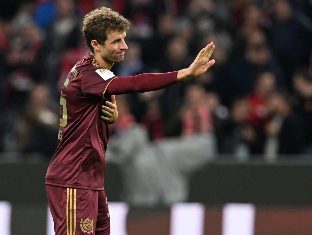 📸 Thomas Müller apologizes to Hrádecký after his goal