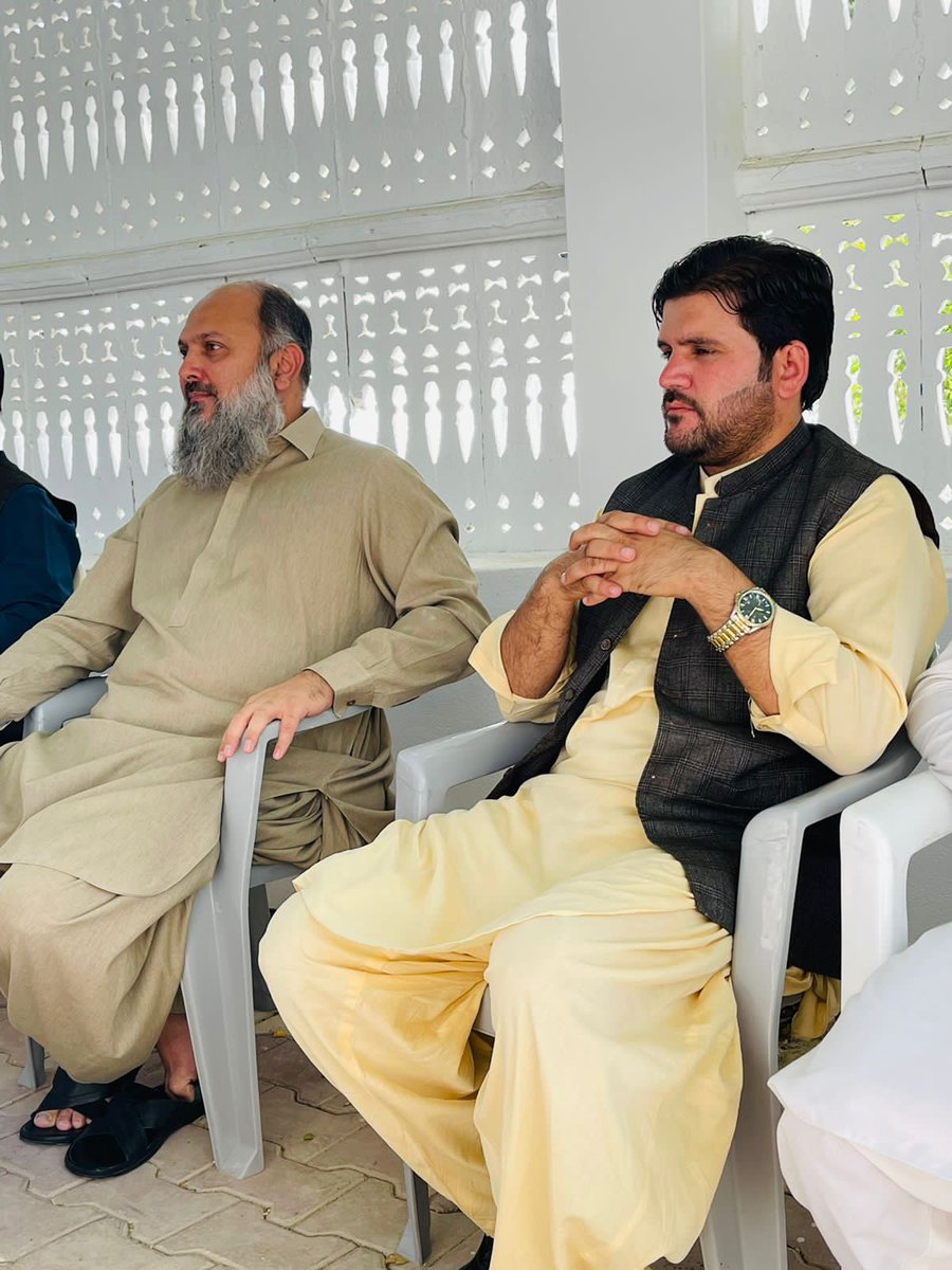 RehmatKhankak's tweet photo. آج بی اے پی طلبہ کا اپنے لیڈر @jam_kamal خان صاحب کے ساتھ خصوصی نشست کی 

قائد عوام نے طلبہ کے مسائل سنے اور انہیں حل کرنے کی یقین دہانی کروائی گئی 

طلبہ کو ایسے لیڈر پر فخر ہے جو جھنڈے اور نعرے لگانے کے بجائیں انہیں ہمیشہ پڑھنے اور آگے بڑھنے کا درس دیتے https://t.co/3uafauIFKE