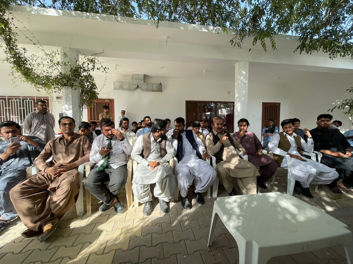 RehmatKhankak's tweet photo. آج بی اے پی طلبہ کا اپنے لیڈر @jam_kamal خان صاحب کے ساتھ خصوصی نشست کی 

قائد عوام نے طلبہ کے مسائل سنے اور انہیں حل کرنے کی یقین دہانی کروائی گئی 

طلبہ کو ایسے لیڈر پر فخر ہے جو جھنڈے اور نعرے لگانے کے بجائیں انہیں ہمیشہ پڑھنے اور آگے بڑھنے کا درس دیتے https://t.co/3uafauIFKE