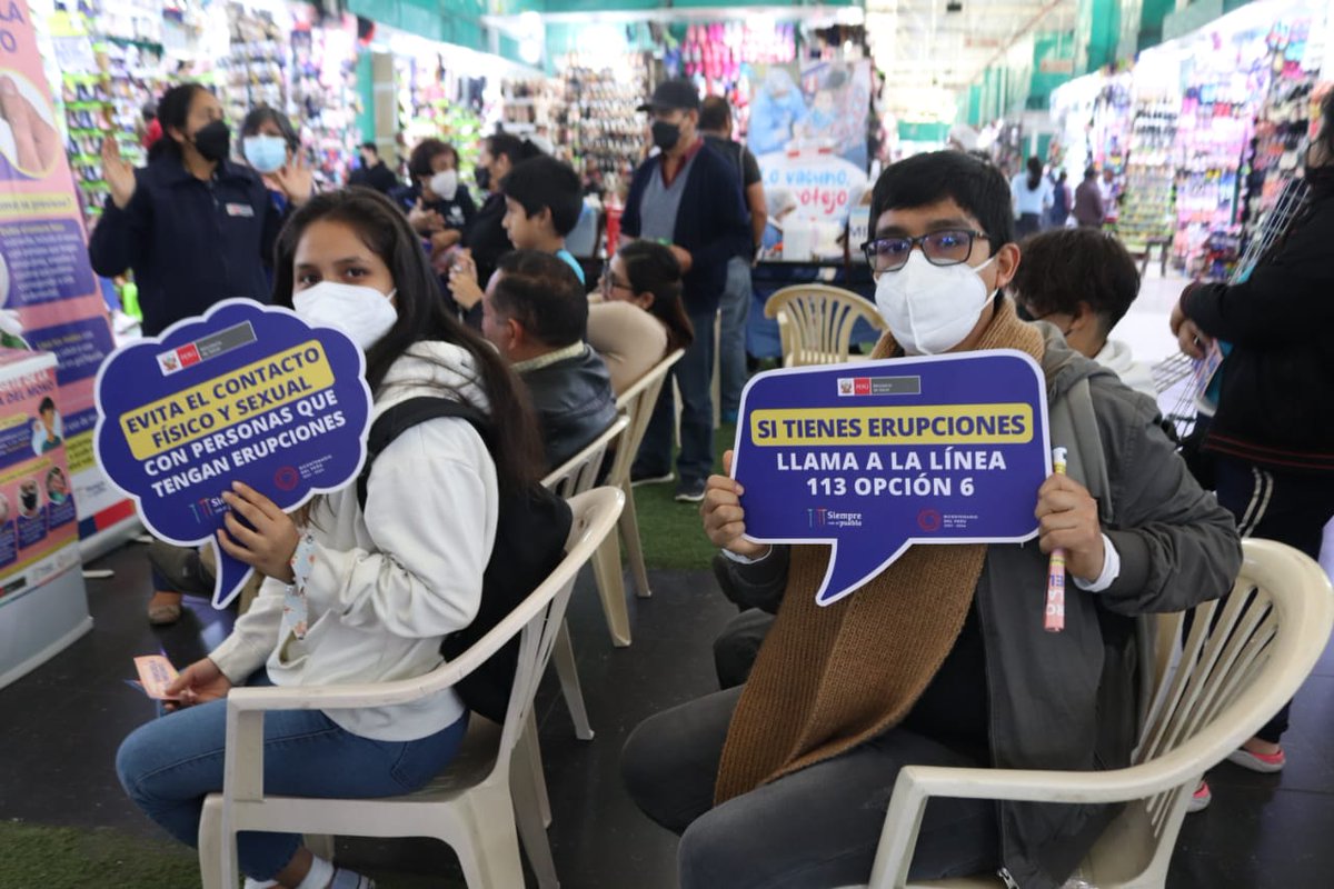 Minsa_Peru's tweet photo. El #Minsa, a través de #PROMSA y la @DirisLimaNorte, realizó un barrido de vacunación contra la #COVID19 y acciones de sensibilización sobre las medidas de prevención contra la #ViruelaDelMono a los comerciantes del mercado Fevacel en Independencia. https://t.co/iQtngRE7uR