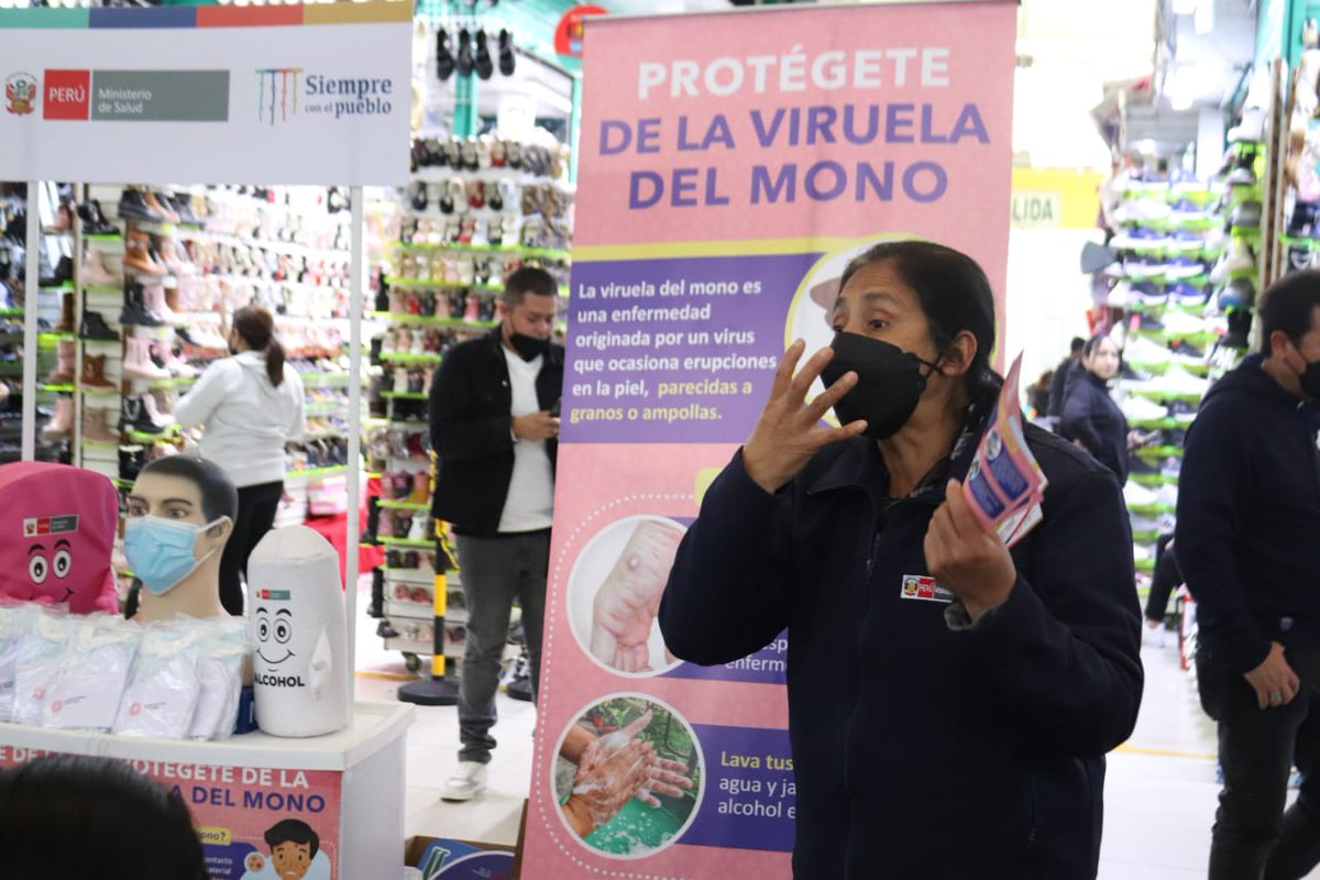 Minsa_Peru's tweet photo. El #Minsa, a través de #PROMSA y la @DirisLimaNorte, realizó un barrido de vacunación contra la #COVID19 y acciones de sensibilización sobre las medidas de prevención contra la #ViruelaDelMono a los comerciantes del mercado Fevacel en Independencia. https://t.co/iQtngRE7uR