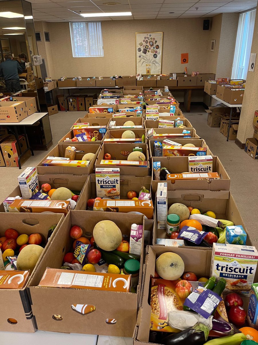 pasternakyc's tweet photo. I helped @bnaibrithcanada hand out 130 food packets to families as part of their food program. Thank you to all who donated for assisting your neighbours. #yorkcentre #downsview #ward6 https://t.co/l2gIPOOcZW