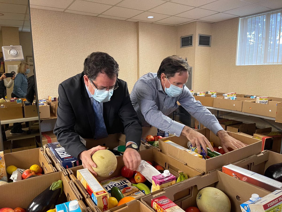 pasternakyc's tweet photo. I helped @bnaibrithcanada hand out 130 food packets to families as part of their food program. Thank you to all who donated for assisting your neighbours. #yorkcentre #downsview #ward6 https://t.co/l2gIPOOcZW
