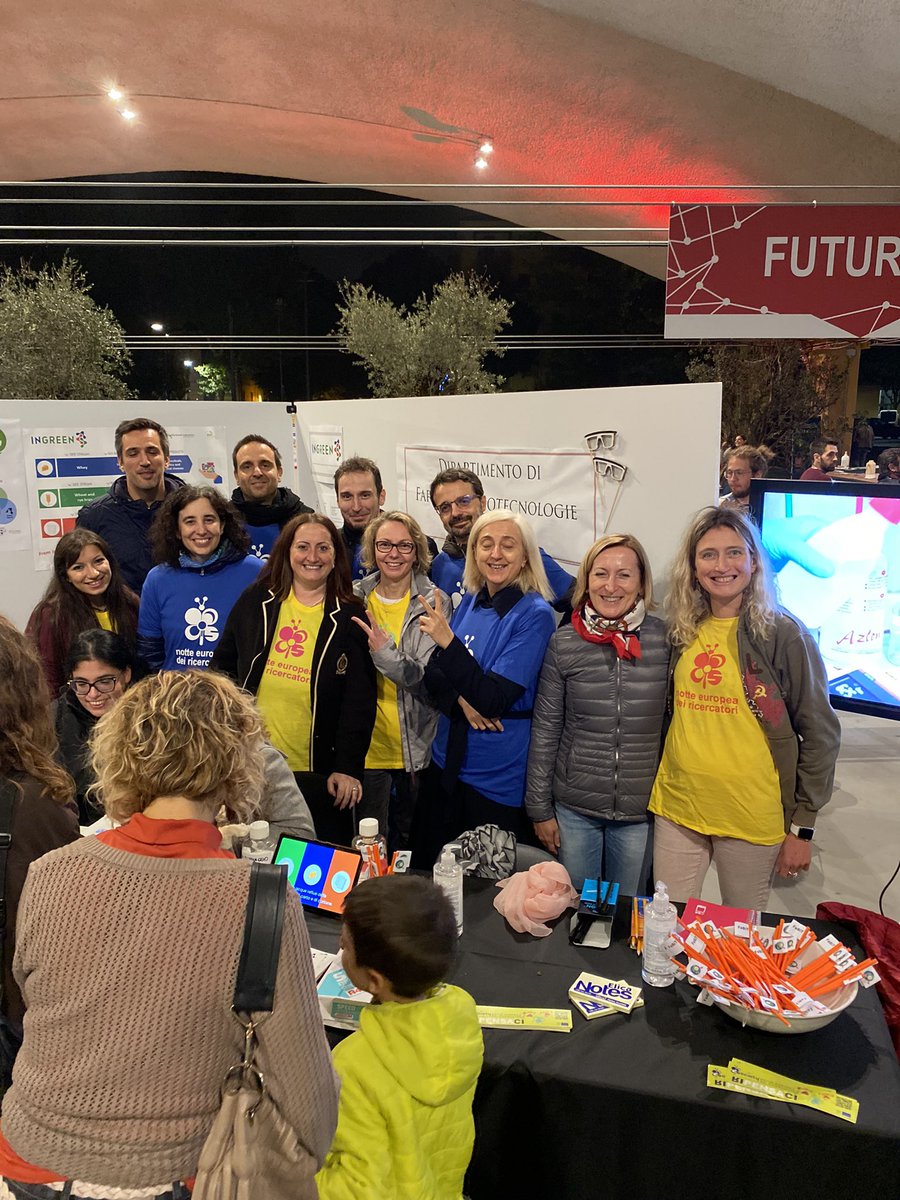 mlbolognesi's tweet photo. #EuropeanResearchersNight @Unibo @B2f2Phd with @Laura_Mercolini @AndreaBedini and other Fabit colleagues #scienceproud 👩🔬🧑🔬👨🔬🔬🧫🧬 https://t.co/LWVHN8gCzX