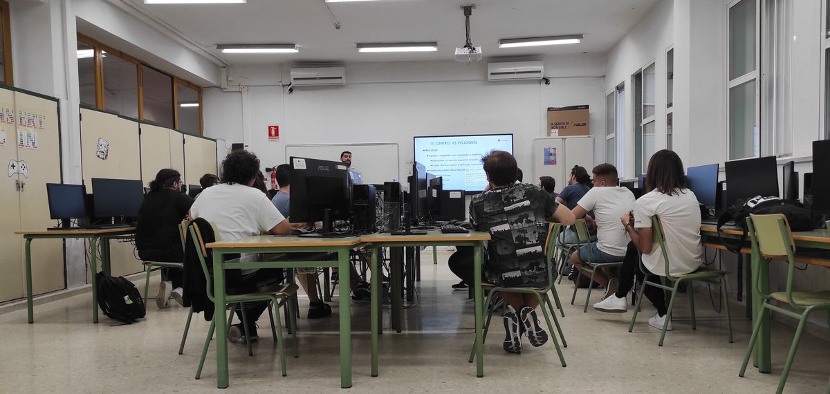 VideojuegosVel's tweet photo. Comienza la segunda Edición del CE Desarrollo de Videojuegos y RV en I.E.S. Velázquez.  #FP #FPAndalucia #gamedev #indiedev #gameart #gamemusic https://t.co/thKNKUwbbr