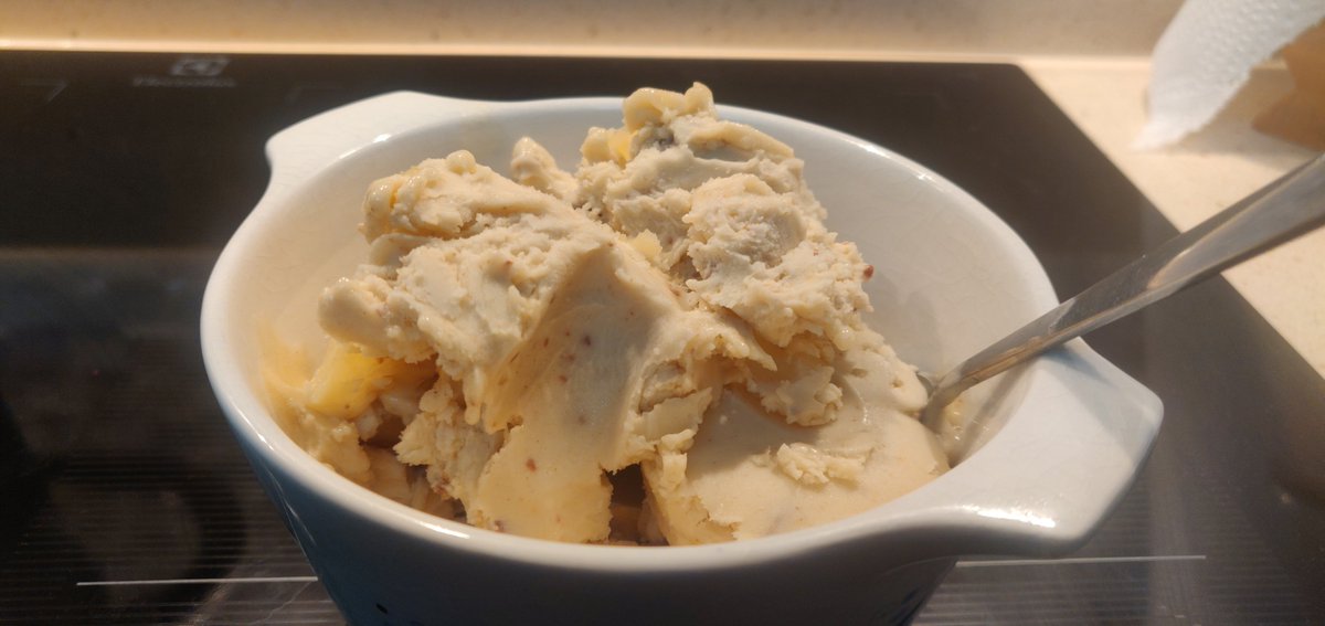 citlee's tweet image. It's a banana &amp;amp; peanut butter ice cream kind of day.

Ingredients: ripe bananas, ~8 Reeses mini peanut butter cups

Verdict: the low quality chocolate &amp;amp; peanut butter are hard to taste when cold. Remake with real peanut butter &amp;amp; tasty choc chips. 6/10 (ice cream's still great!)