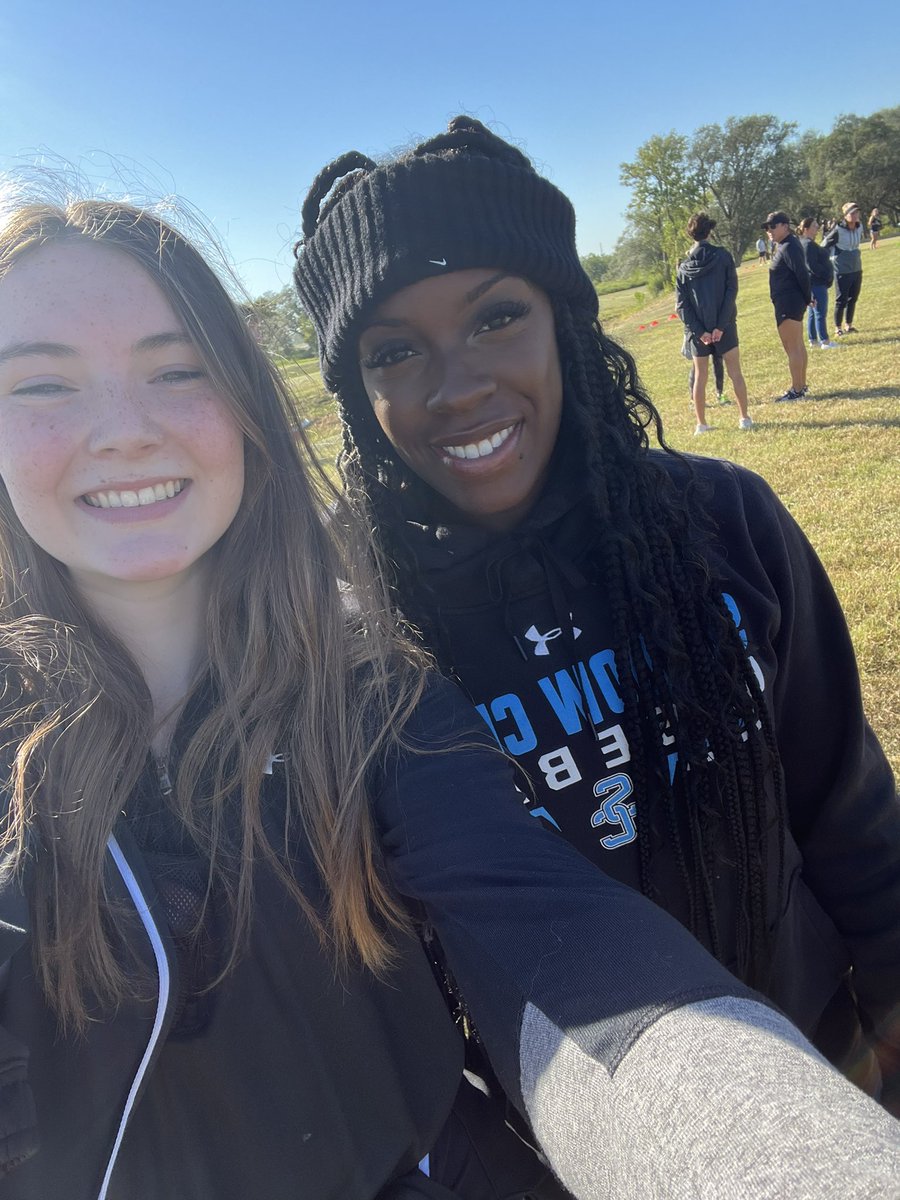 SCHSrunsXC's tweet photo. Just a few sharks doin’ what sharks do! #finsupcreek #everyweekissharkweek #alvinisd #freedomfield https://t.co/jAVHuCV362