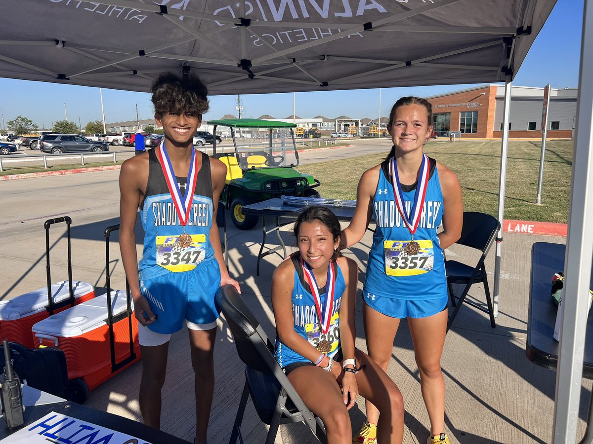 SCHSrunsXC's tweet photo. Just a few sharks doin’ what sharks do! #finsupcreek #everyweekissharkweek #alvinisd #freedomfield https://t.co/jAVHuCV362