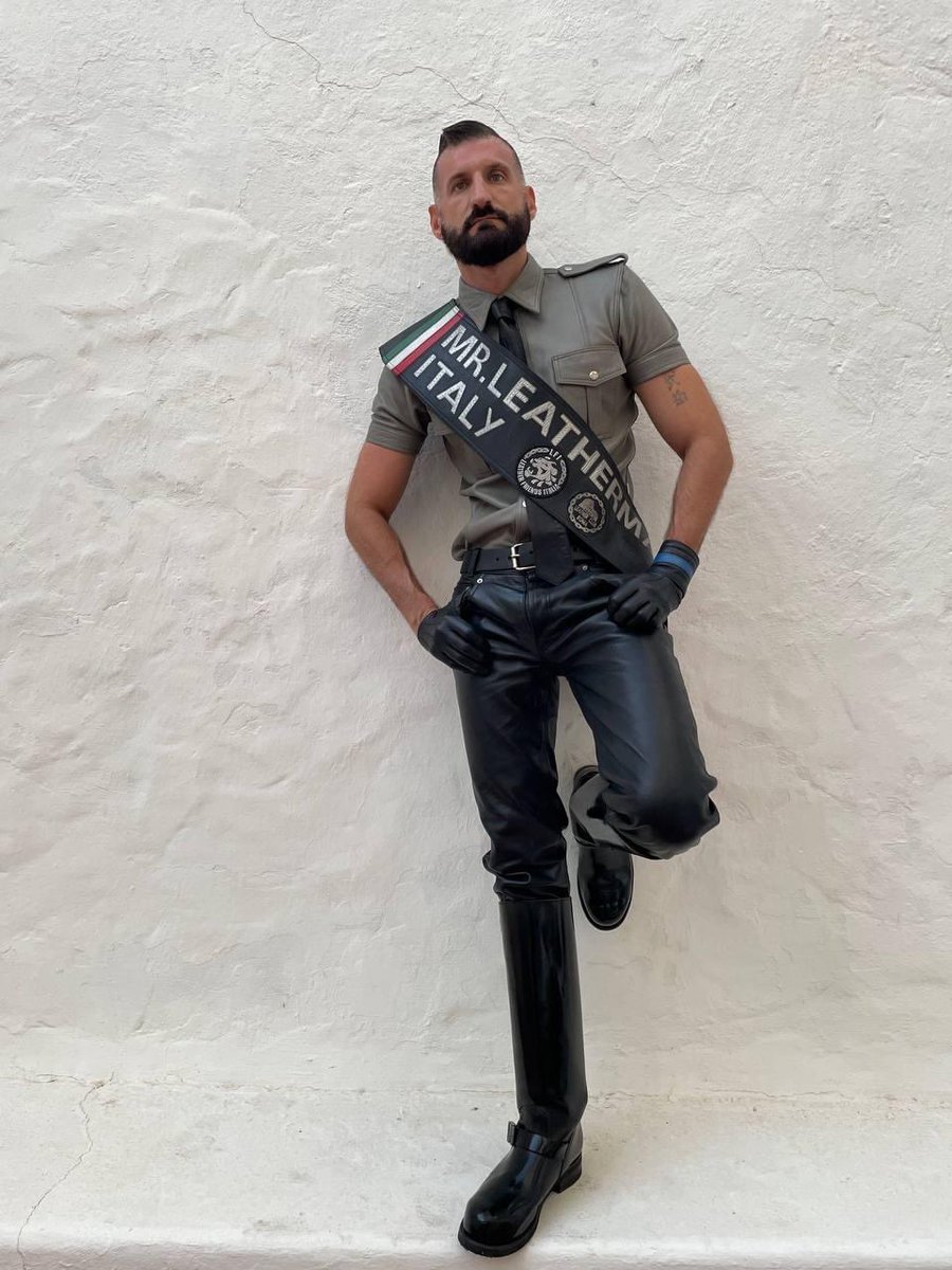 LeatherClubRoma's tweet photo. La crew di #LCR è a #Manchester per sostenere Giampiero nel concorso di Mister Leather Europe 2023! Vai Giampi! 💪🏻
#strongertogether with #MLI22 at #MLE23
🖤❤️💙 https://t.co/MIwcKD4tA3